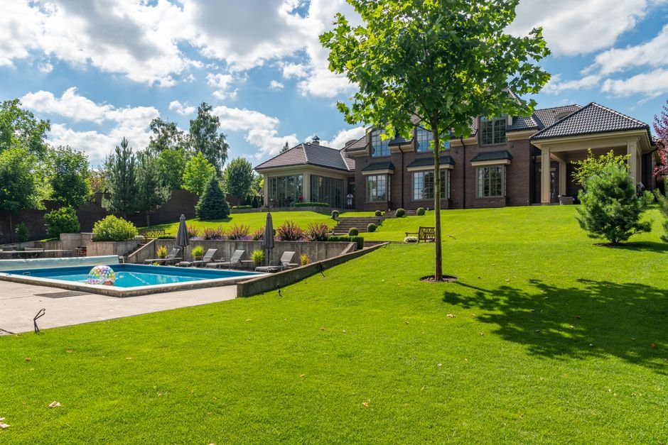 Lawn Dethatcher vs Aerator — What Is a Lawn Aerator?