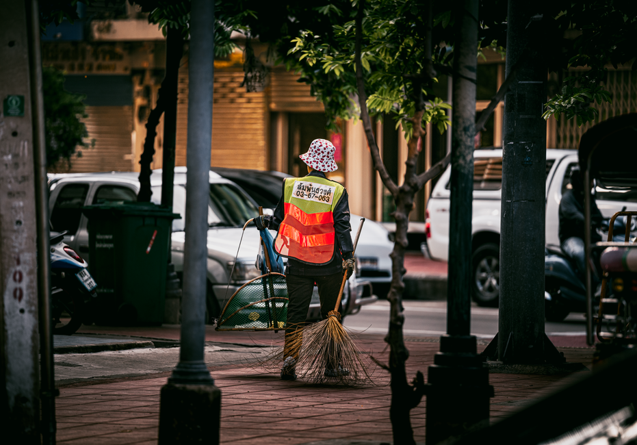 Lawn Sweeper vs Leaf Sweeper — What is a Leaf Sweeper?