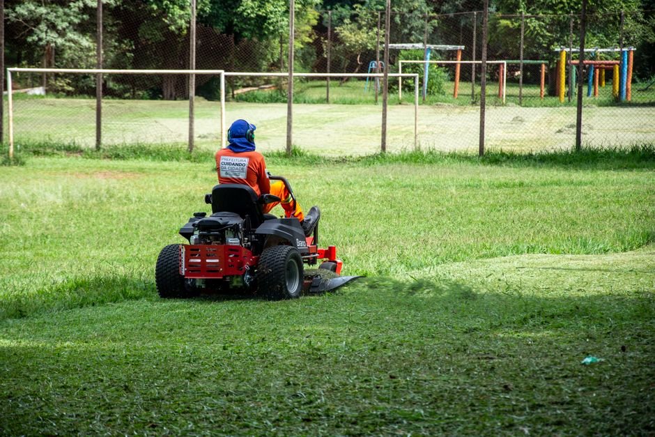 Riding Mower vs Zero-Turn Mower — What Is a Zero-Turn Mower?