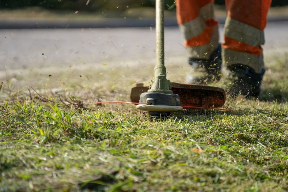 String Trimmer vs Lawn Edger — What Is a Lawn Edger?