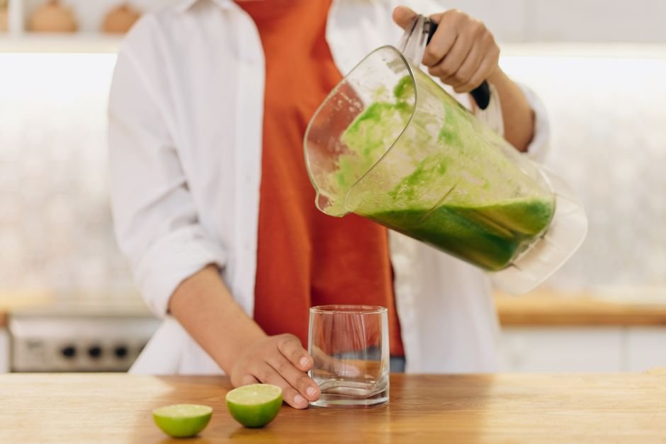 Cold Press Juicer vs Blender — What Is a Blender?