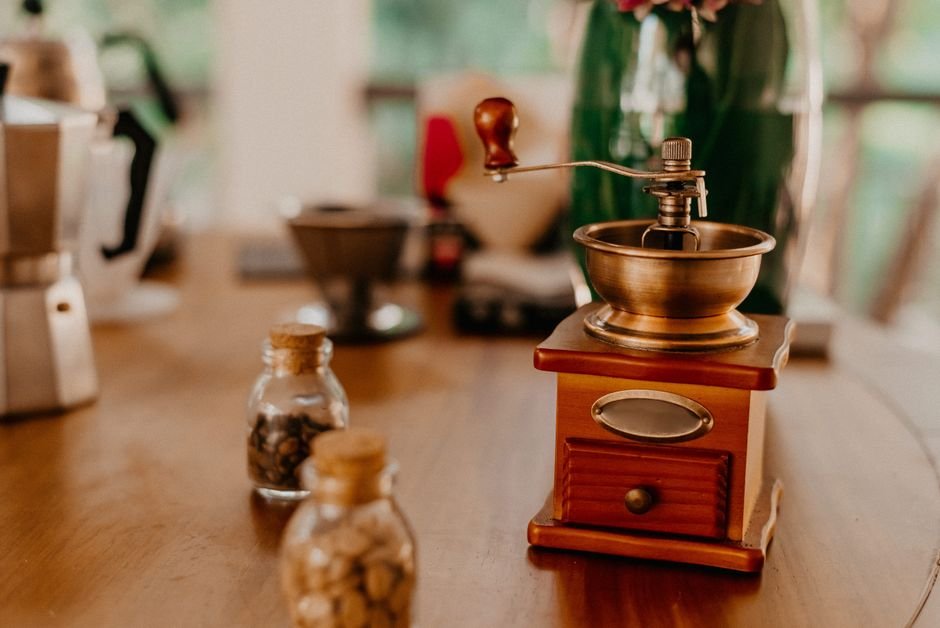 Coffee Machine vs Manual Brewer — What Is a Coffee Machine?