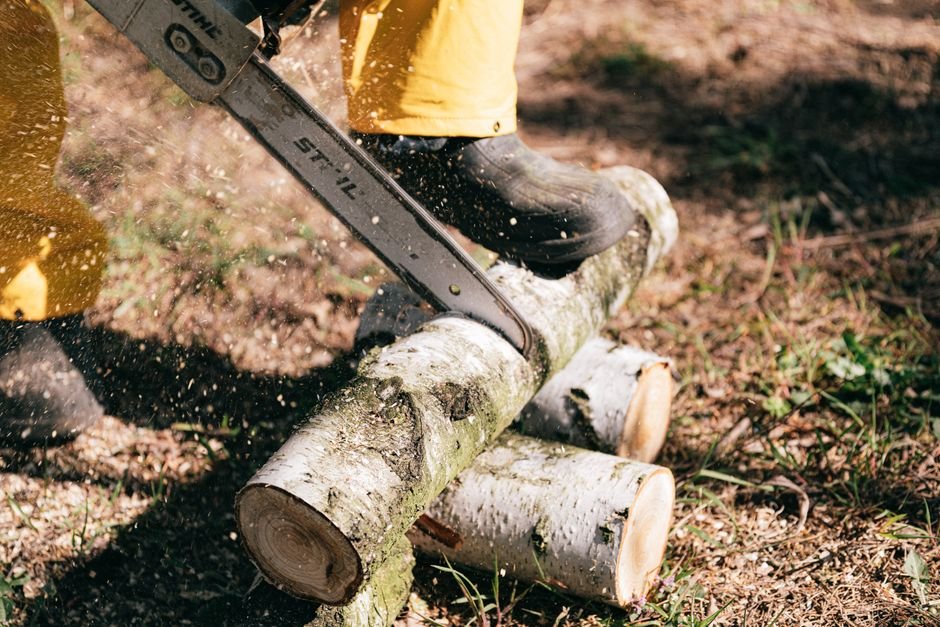 Electric Chainsaw vs Manual Chainsaw — What Is an Electric Chainsaw?