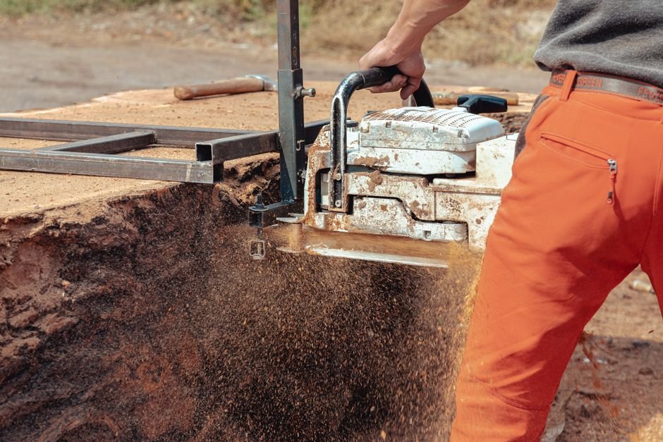 Electric Chainsaw vs Manual Chainsaw — What Is a Manual Chainsaw?