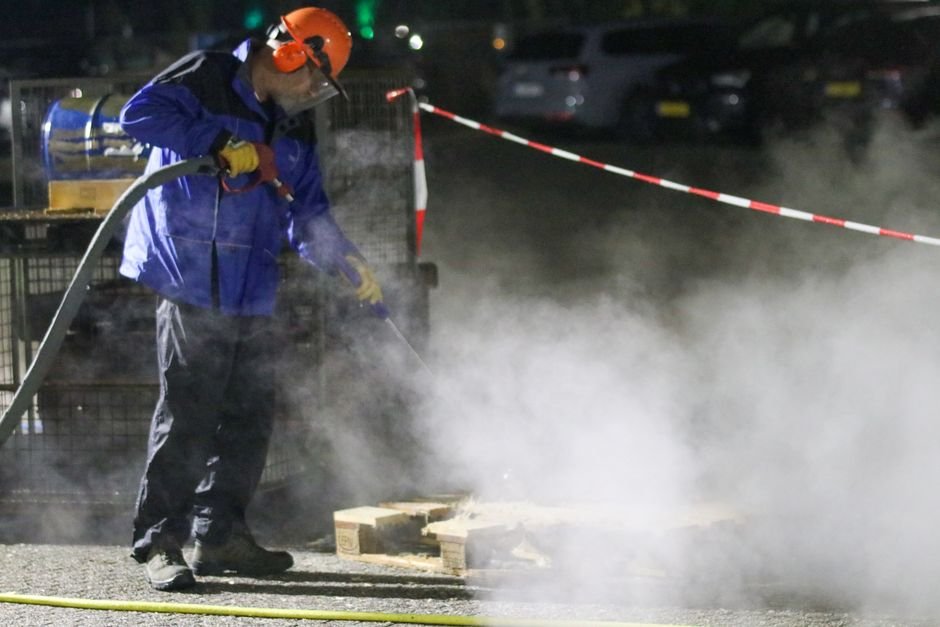 Pressure Washer vs Steam Cleaner — What Is a Pressure Washer?