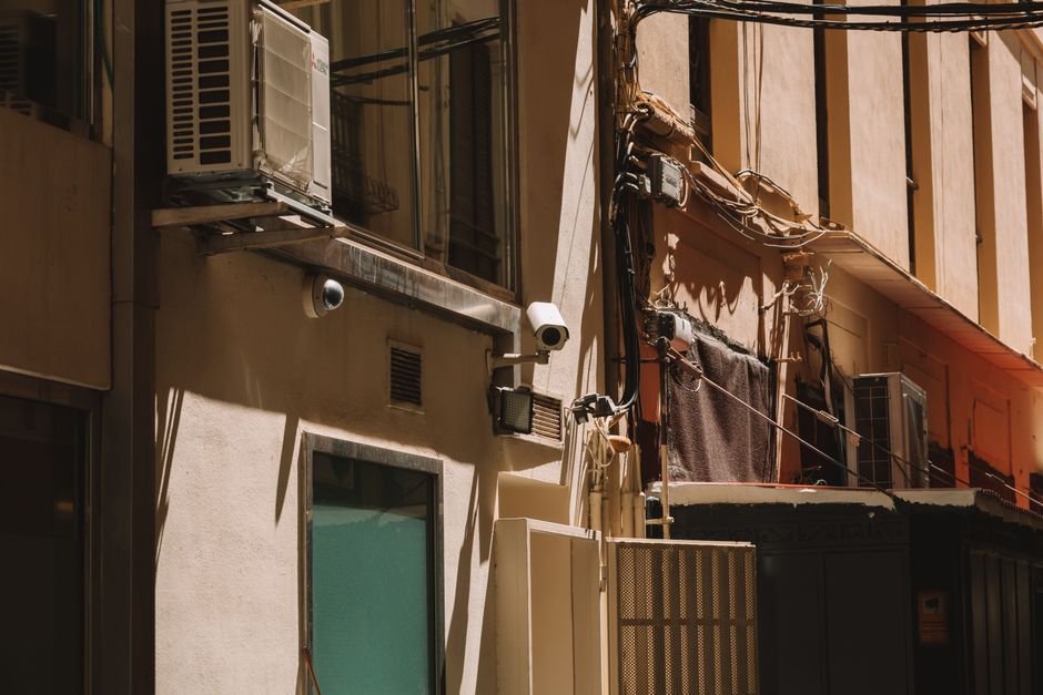 Battery Powered vs Wired Security Cameras — 2. What Are Wired Security Cameras?