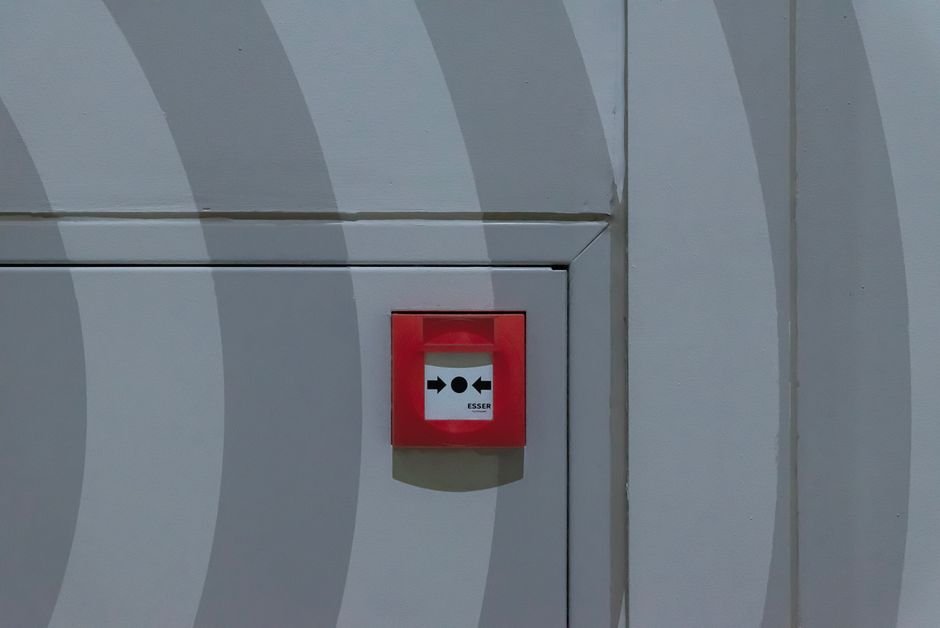 Smart Home Security System vs Traditional Alarm System — 1. Overview of Traditional Alarm Systems