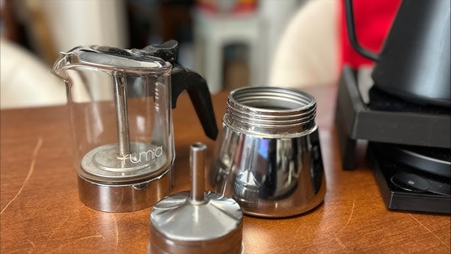 Coffee Machine vs Moka Pot
