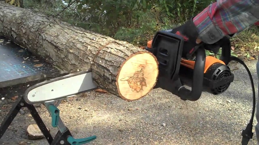 Electric Chainsaw vs Gas Chainsaw