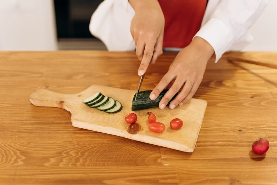 How to Use a Mandoline Slicer Safely for Perfect Cuts