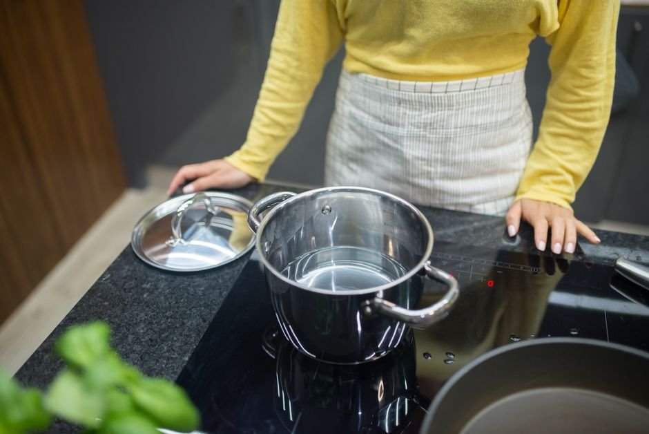 How Does an Induction Cooktop Work: a Simple Explanation