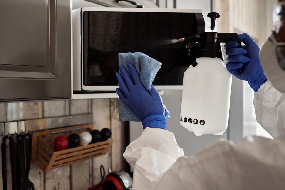 How to Clean a Microwave with Vinegar: Quick Traveler’s Tip