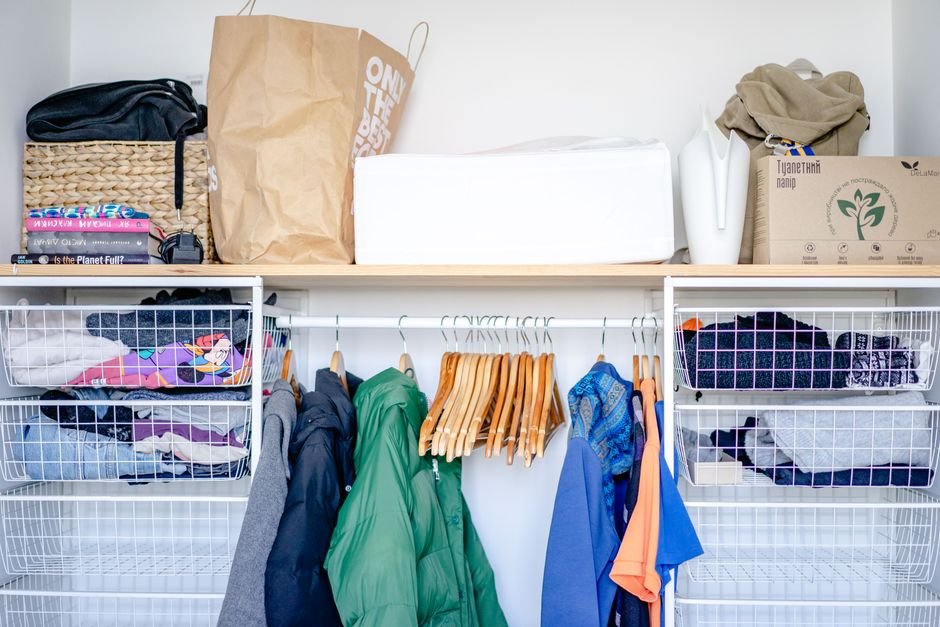 how to organize a small closet