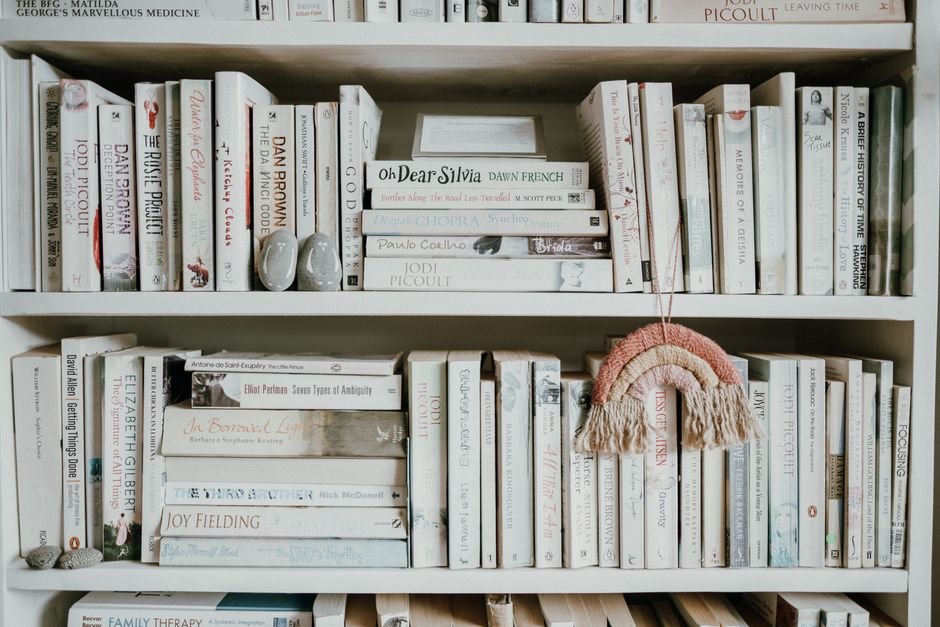 How to Organize Bookshelves for a Stylish, Clutter-Free Space